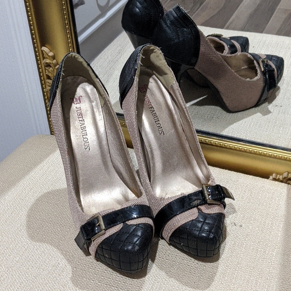 Black and beige contrast pumps